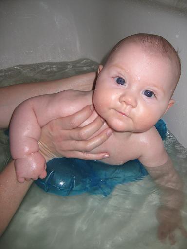 Elise 6 månader idag! Det firade vi med hennes första badkarsbad!